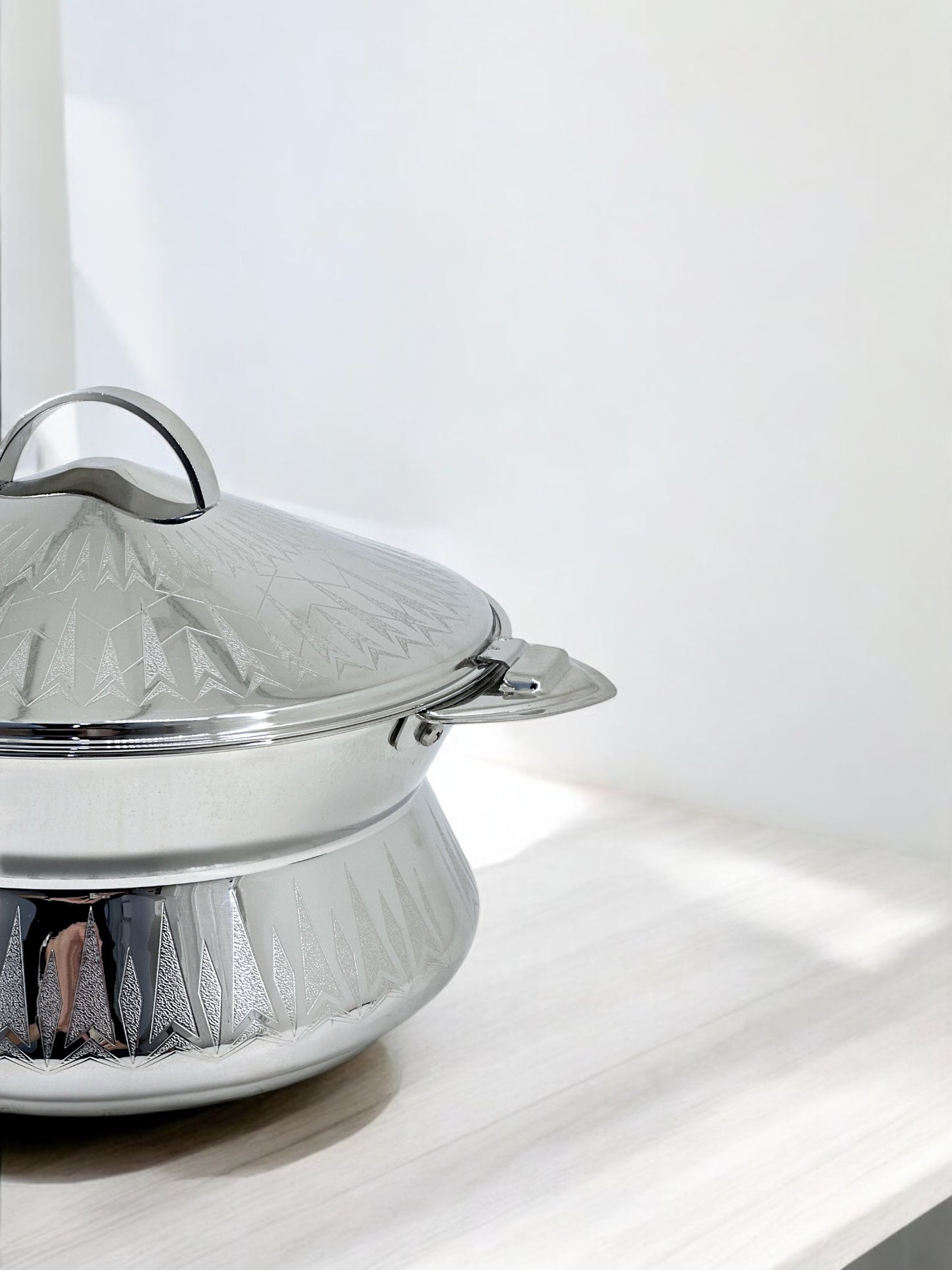 Textured Stainless Steel Hot Pot: 1L to 7.5L, Versatile Serving - Silver